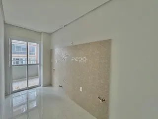 Interior de um ambiente com parede texturizada e portas de vidro.