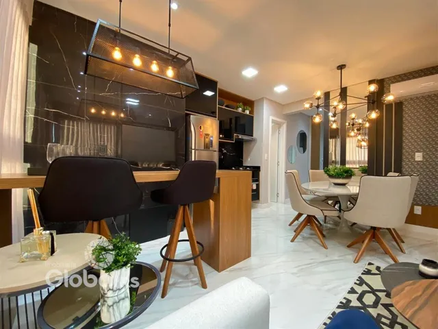 Ambiente de sala de estar e jantar com decoração moderna em Lajeado.