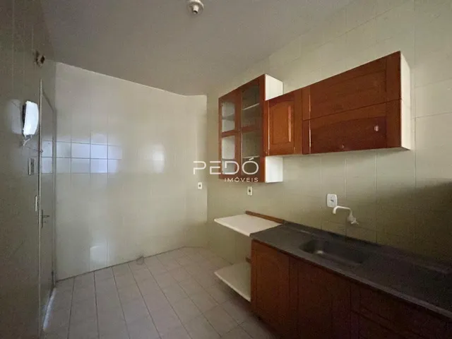 Interior de um ambiente com piso de cerâmica e paredes brancas.