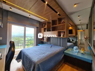 Quarto com cabeceira de madeira e grande janela com vista para a paisagem.