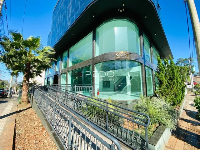 Fachada moderna de um edifício com grandes janelas de vidro em Lajeado.