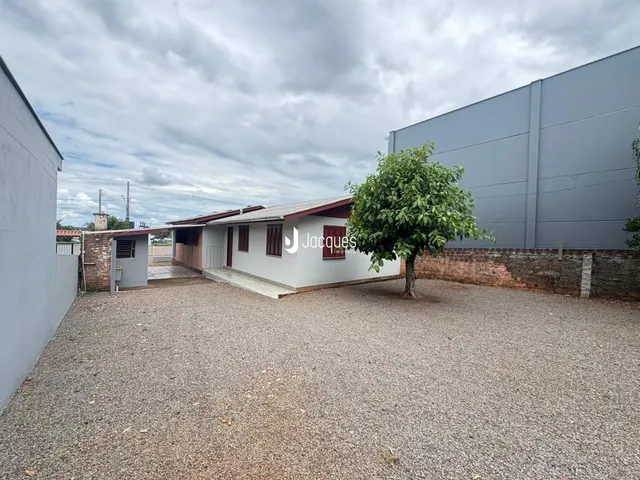 Vista externa de uma propriedade em Lajeado, Brasil, com um muro e vegetação.