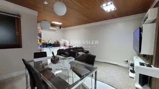 Sala de estar com sofá e mesa de jantar em um imóvel no Brasil.