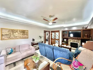 Sala de estar com sofá azul e decoração de madeira em Lajeado, Brasil.
