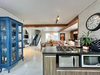 Ambiente de sala de estar e cozinha em um imóvel em Lajeado, Brasil.