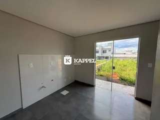 Sala de estar moderna com piso de cerâmica e acesso a um jardim através de porta de vidro.