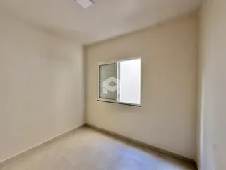 Vista interna de um cômodo com paredes claras e piso de cerâmica.