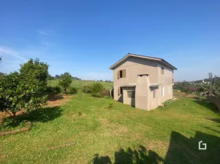 Vista externa de uma casa em Lajeado, Brasil, com gramado verde.
