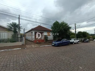Fachada de uma casa em Lajeado, Brasil, com cerca e área pavimentada.