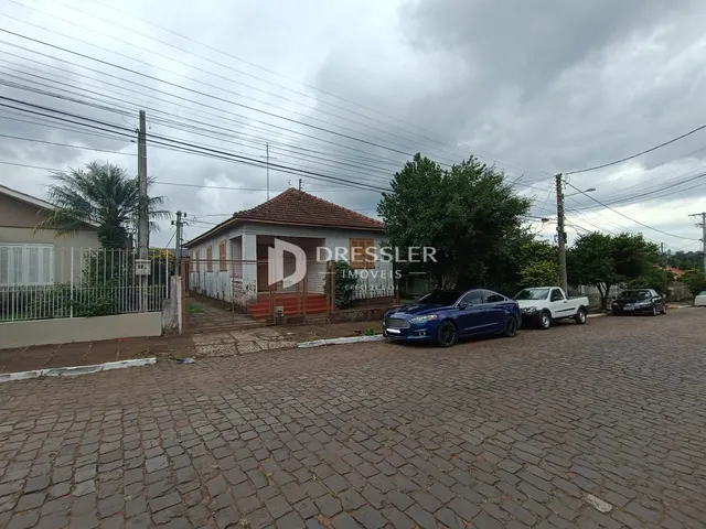 Fachada de uma casa em Lajeado, Brasil, com cerca e área pavimentada.