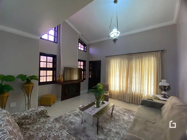 Sala de estar com grandes janelas e decoração interna.
