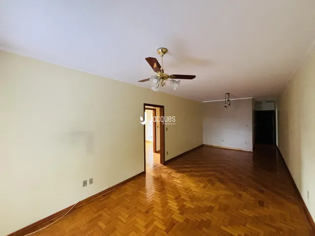 Corredor com piso de madeira que leva a outra sala.