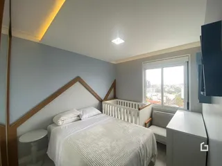 Quarto com cama e janela em um imóvel no Brasil.