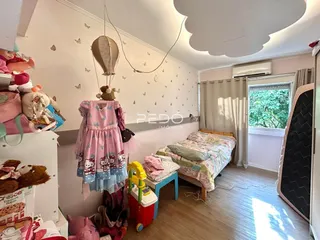 Quarto interno com cama e decoração infantil em um imóvel no Brasil.