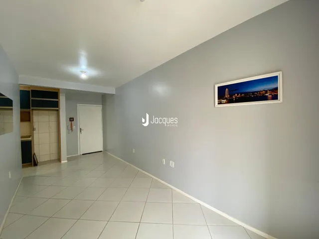 Hall de entrada com piso de cerâmica e paredes cinzas.