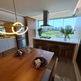 Foto de um ambiente interno com mesa de madeira e bancada.