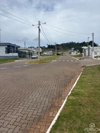 Vista externa de uma rua pavimentada com gramado em Lajeado, Brasil.