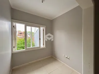 Interior de um cômodo com janela e piso de cerâmica em Lajeado, Brasil.