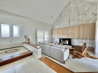 Sala de estar moderna com lareira e piso de cerâmica.