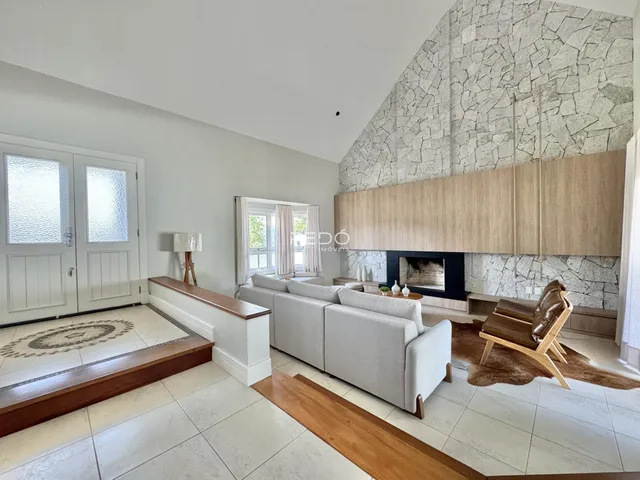 Sala de estar moderna com lareira e piso de cerâmica.