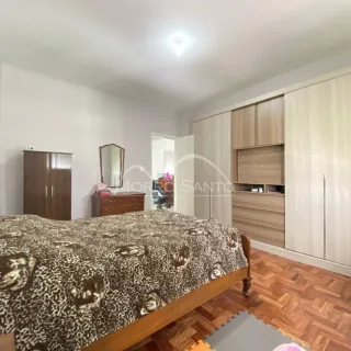 Quarto com cama e armários de madeira em um imóvel.