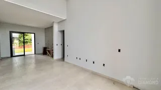 Vista interna de um ambiente com piso claro e paredes brancas.