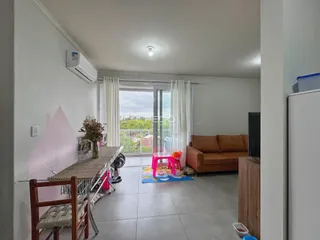 Sala de estar com vista para o exterior e grandes janelas