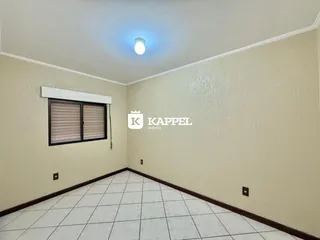 Foto de um cômodo interno com paredes claras e piso de cerâmica.