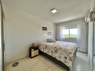Quarto com cama e janela em um imóvel no Brasil.