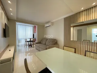 Sala de estar e jantar com piso claro e paredes brancas.