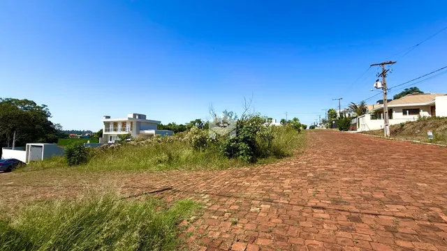 Vista externa de uma residência com vegetação no primeiro plano.