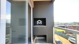 Vista de um corredor interno com porta de vidro em uma residência.