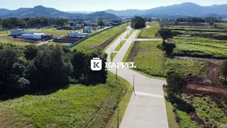Vista aérea de uma área verde com estrada em Lajeado.