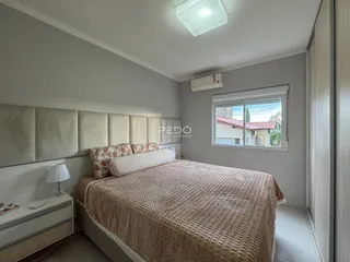 Quarto com cama e janela em um imóvel no Brasil.