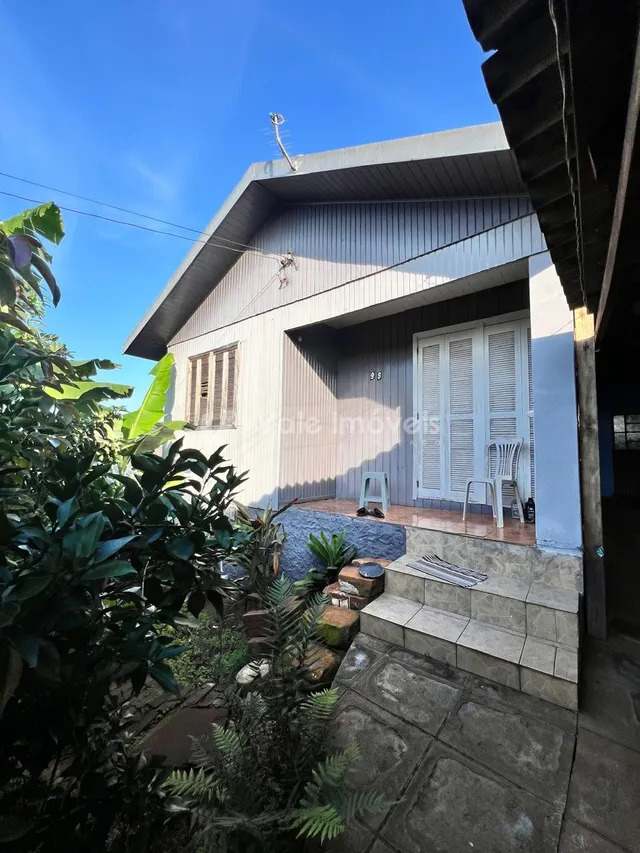 A fachada de uma residência em Lajeado, Brasil, com jardim frontal.