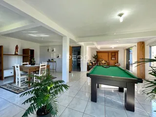 Interior de uma sala de estar com mesa de sinuca em Lajeado, Brasil.