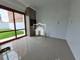 Sala de estar com porta de vidro e vista para o jardim.