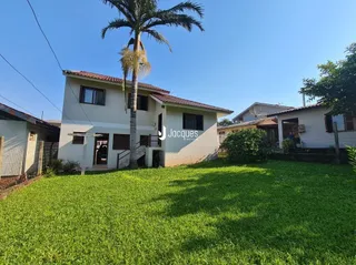 Fachada de uma residência com jardim verde em Lajeado, Brasil.