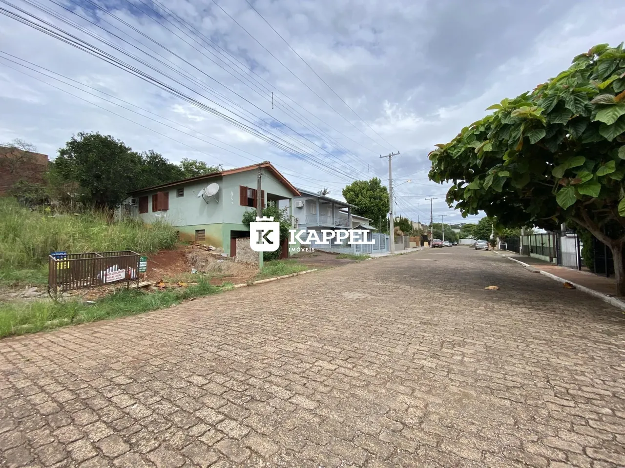 Fachada de uma residência em uma rua pavimentada em Lajeado, Brasil.