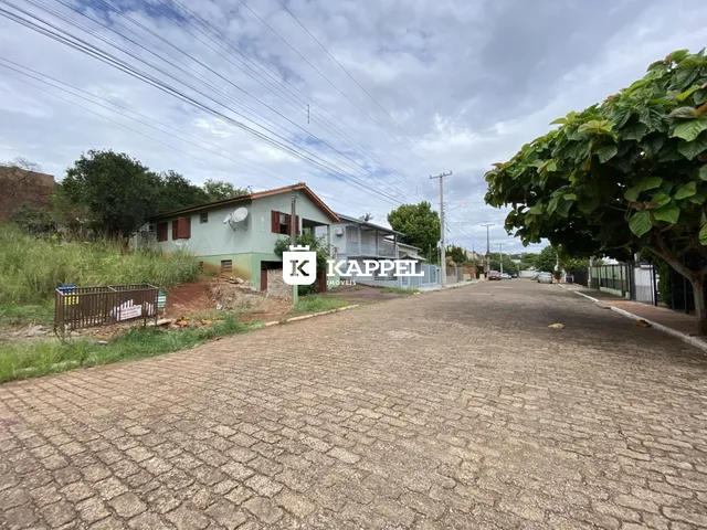 Fachada de uma residência em uma rua pavimentada em Lajeado, Brasil.