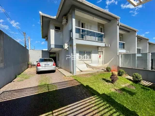 Fachada de uma casa residencial em Lajeado, Brasil, com jardim e garagem.