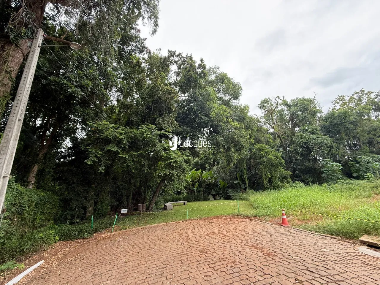 Vista externa de um terreno com gramado e área pavimentada em Lajeado.
