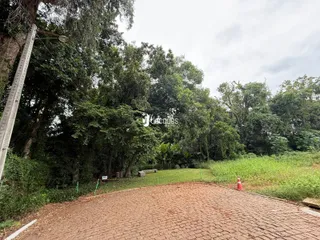 Vista externa de um terreno com gramado e área pavimentada em Lajeado.