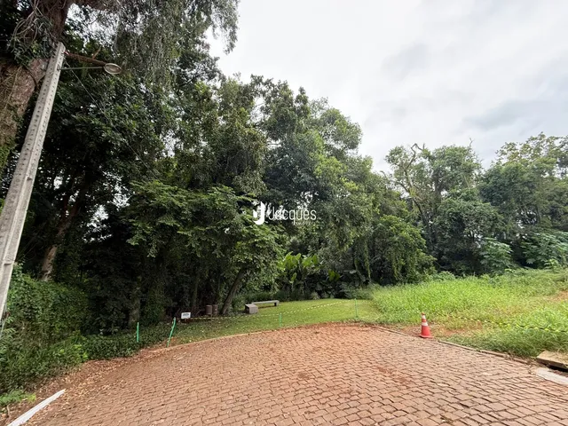 Vista externa de um terreno com gramado e área pavimentada em Lajeado.