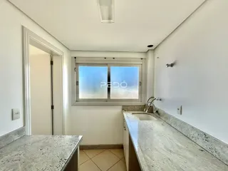 Vista da bancada e janela de um ambiente interno em Lajeado.