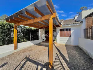 Fachada de casa em Lajeado, Brasil com área coberta e muro de ferro.