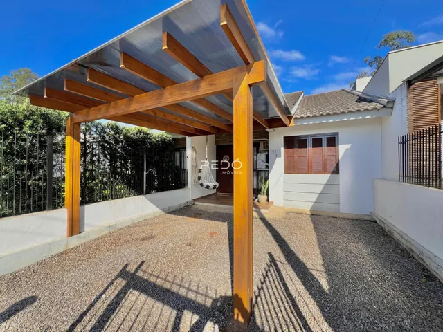 Fachada de casa em Lajeado, Brasil com área coberta e muro de ferro.