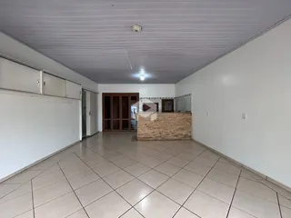 Imagem de um ambiente interno com piso de cerâmica e paredes brancas.