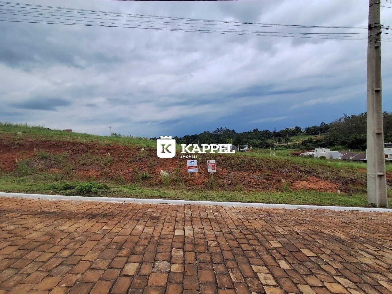Vista externa de uma área com colinas e vegetação no imóvel em Lajeado.