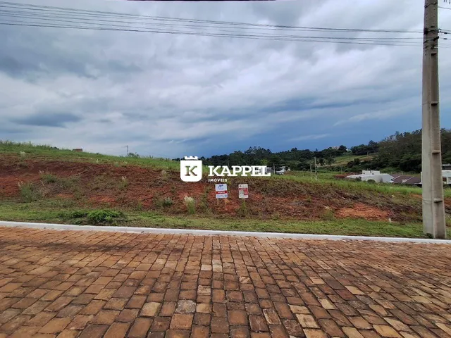 Vista externa de uma área com colinas e vegetação no imóvel em Lajeado.